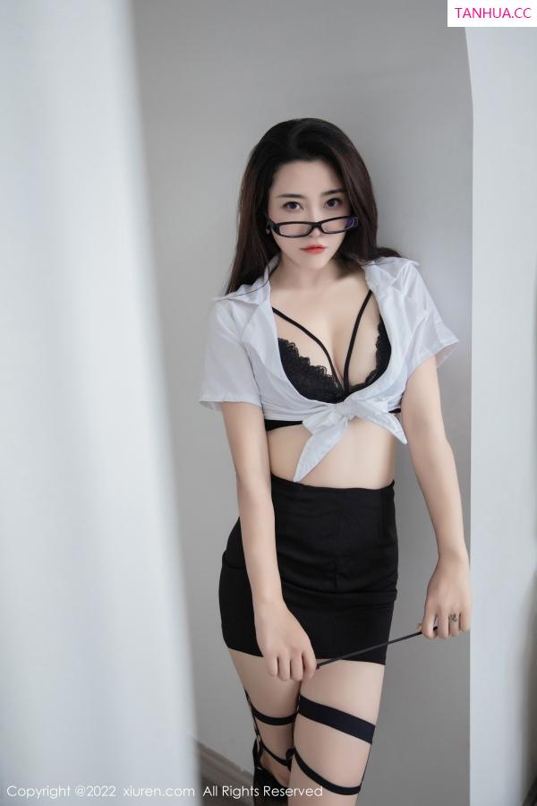   [XiuRen]高清写真图 2022.11.30 No.5930 严利娅Yuliya 短裙美臀第3张图片